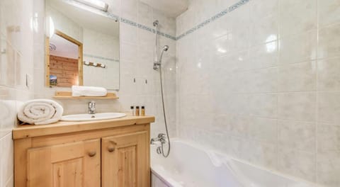 Résidence Les Soldanelles - Chalets pour 10 Personnes MAE-2760 Chalet in Champagny-en-Vanoise