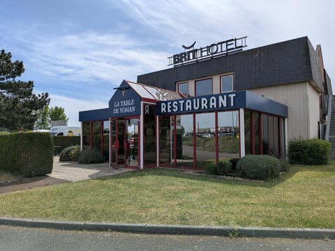 Property building, Garden, Parking