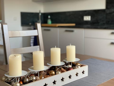 Kitchen or kitchenette, Dining area