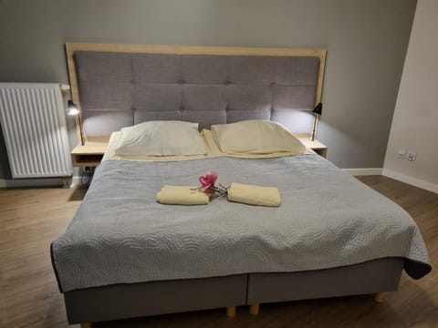 Bed, Bedroom, internet, towels