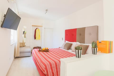Bed, TV and multimedia, Photo of the whole room, Bedroom