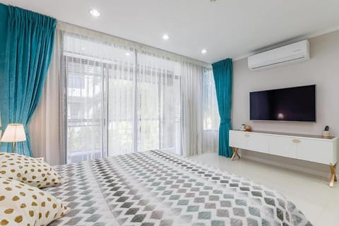 Bed, TV and multimedia, Evening entertainment, Bedroom, air conditioner