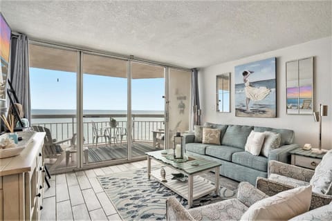 1201 Waters Edge Resort Apartment in Garden City