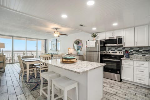 1201 Waters Edge Resort Apartment in Garden City