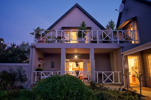 Property building, Patio, Balcony/Terrace, Decorative detail, Seating area, Continental breakfast, Buffet breakfast, English/Irish breakfast, Dinner, Drinks, Alcoholic drinks, Non alcoholic drinks