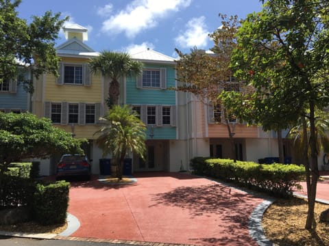 LIC Mgr - MODERN 3 BED 4 BATH VILLA - UPSCALE OCEANFRONT RESORT - INDOOR PICKLEBALL - SPEAKEASY! House in Key Largo