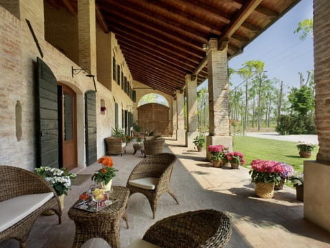 Property building, Patio, Facade/entrance, Bird's eye view, Garden, Floor plan, Cycling, Pets, Garden view