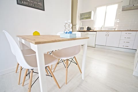 Kitchen or kitchenette, Dining area