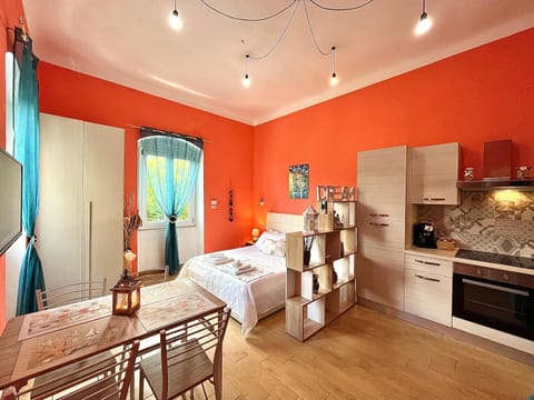 Bed, Kitchen or kitchenette, Photo of the whole room, Seating area, Dining area, Bedroom, pet friendly, stove