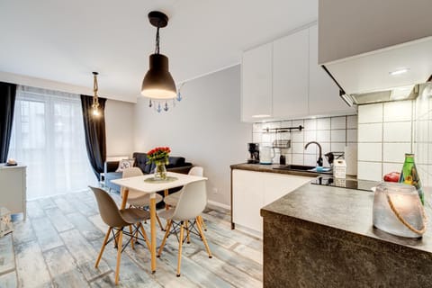 Kitchen or kitchenette, Living room, Seating area, Dining area