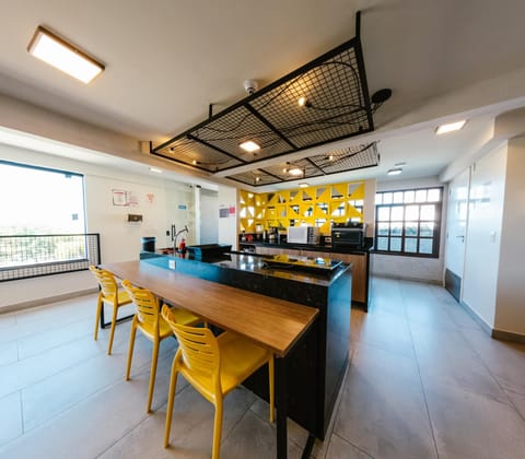Coffee/tea facilities, Kitchen or kitchenette, Dining area, internet, locker, microwave, oven, stove