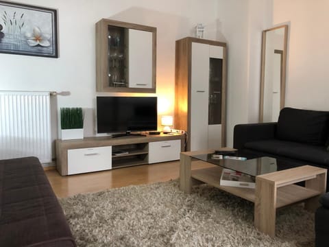 Communal lounge/ TV room, TV and multimedia, Living room, Seating area