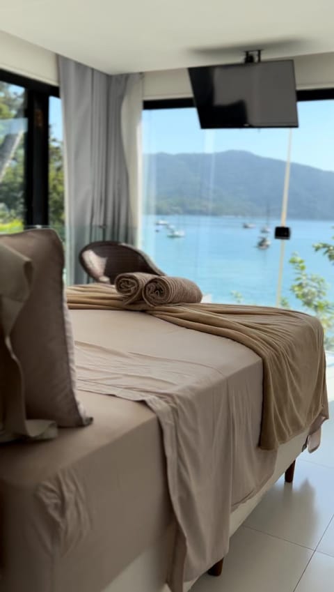 Mountain view, Sea view