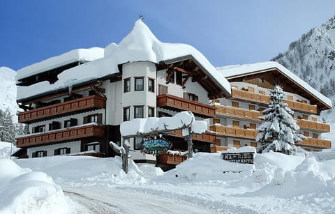 Property building, Facade/entrance, Day, Winter