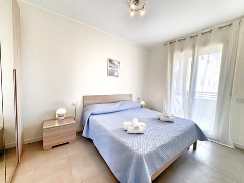 Photo of the whole room, Bedroom, towels