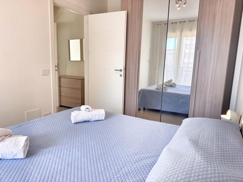 Bed, Bedroom, towels, wardrobe