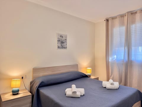 Bed, Photo of the whole room, towels