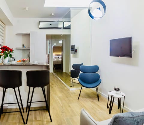 TV and multimedia, Kitchen or kitchenette, Living room