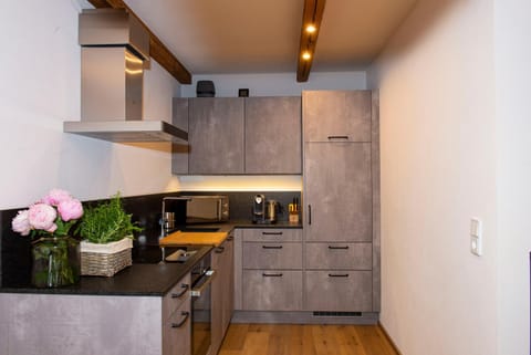 Coffee/tea facilities, Kitchen or kitchenette, stove