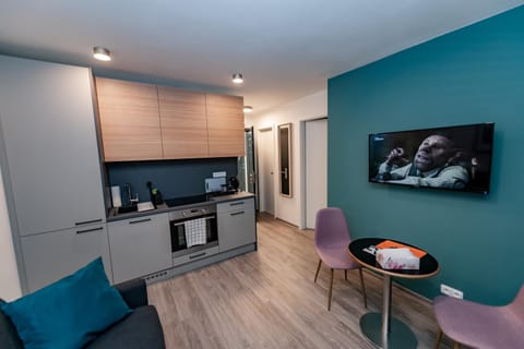 TV and multimedia, Coffee/tea facilities, Kitchen or kitchenette, Living room, Seating area, oven