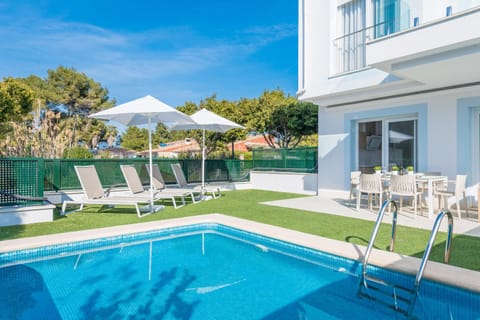 Property building, Patio, Day, Garden, Garden view, Pool view, Swimming pool, sunbed