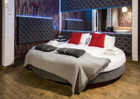 Bed, Photo of the whole room, Decorative detail, Bedroom