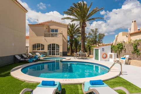 Property building, Patio, Garden, Balcony/Terrace, Swimming pool, sunbed