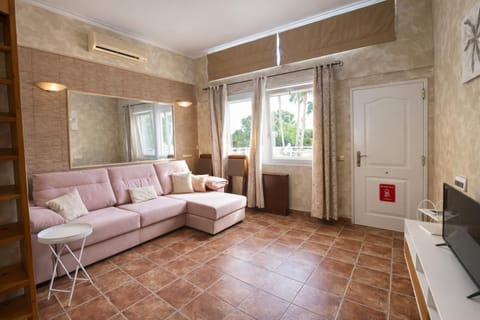 Communal lounge/ TV room