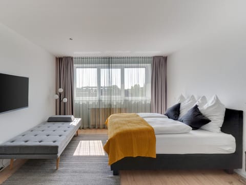 Bed, TV and multimedia, Bedroom