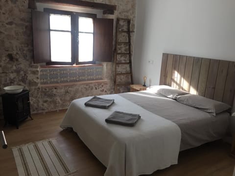 Photo of the whole room, Bedroom, towels
