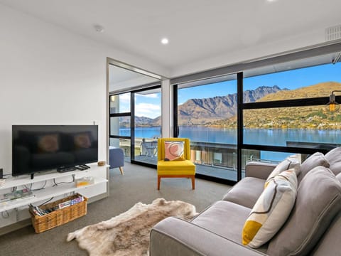 Natural landscape, TV and multimedia, Living room, Seating area, Evening entertainment, Lake view, Mountain view