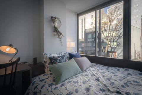 Photo of the whole room, City view
