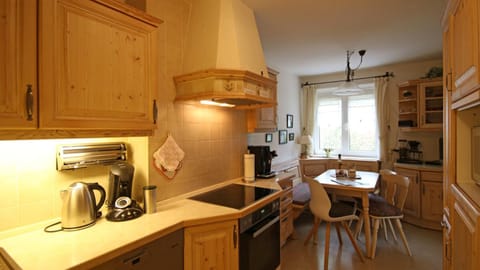 Coffee/tea facilities, Kitchen or kitchenette, Dining area