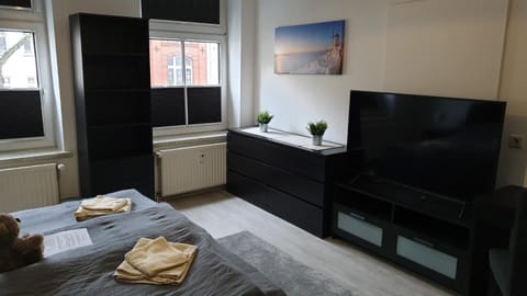 Bed, TV and multimedia, Photo of the whole room, Bedroom