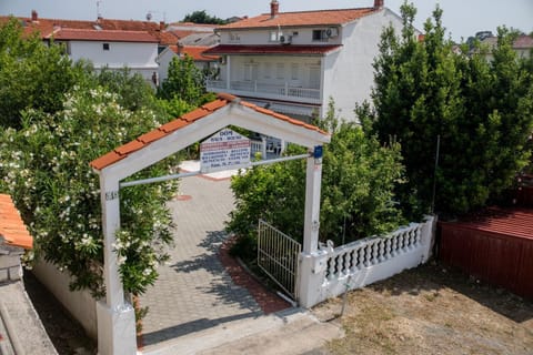 Patio, Facade/entrance