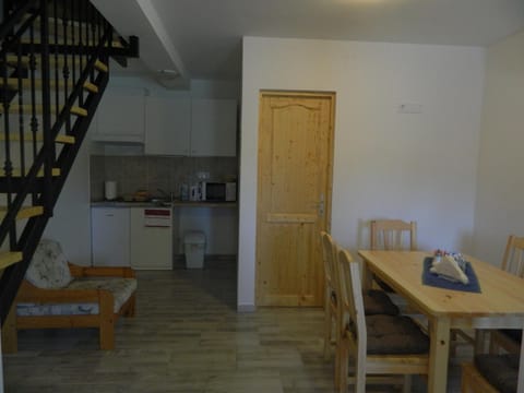 Kitchen or kitchenette, Dining area