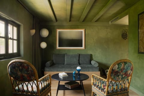 Living room, Seating area