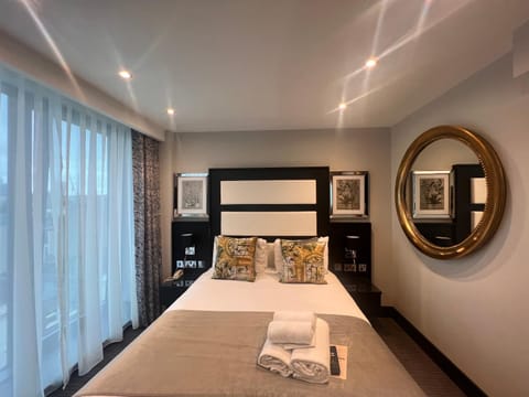Bed, Bedroom, towels