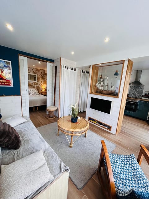 TV and multimedia, Living room, Bedroom