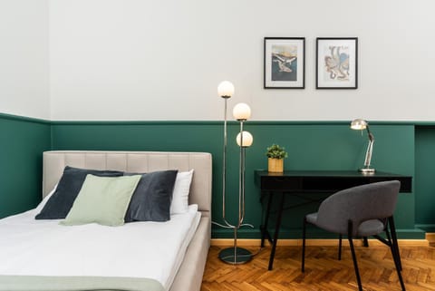 Bed, Bedroom, hair dresser