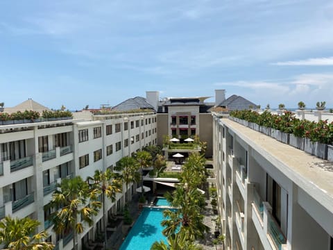 Property building, Swimming pool, sunbed