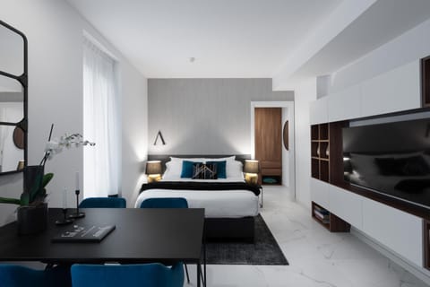 Bed, TV and multimedia, Dining area
