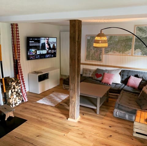 Communal lounge/ TV room, TV and multimedia, Living room, Seating area