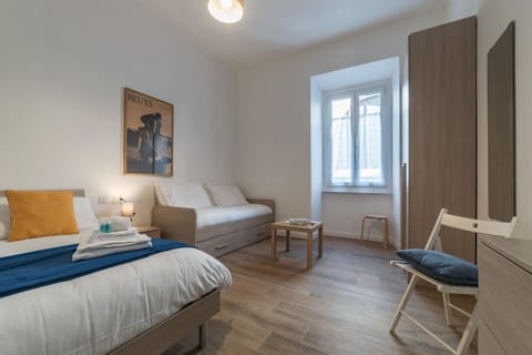 Photo of the whole room, Bedroom, wardrobe