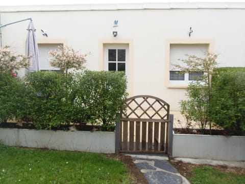 Facade/entrance, BBQ facilities, Balcony/Terrace, Beach, Garden view
