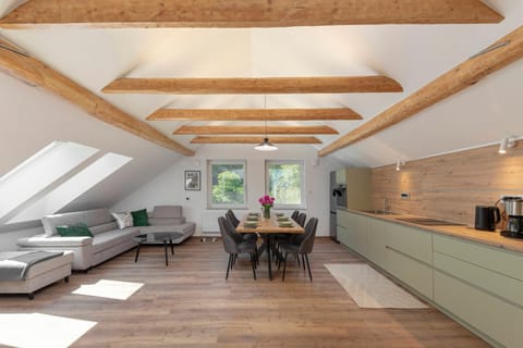 Coffee/tea facilities, Kitchen or kitchenette, Living room, Seating area, Dining area, pet friendly
