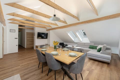 TV and multimedia, Living room, Seating area, Dining area