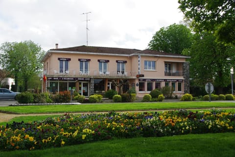 Property building, Spring, Day, Natural landscape, Garden, Garden view, Location, Parking