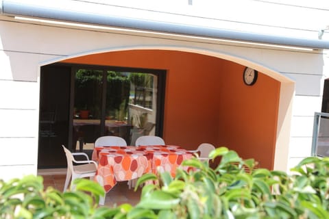 Patio, Day, Garden, Dining area