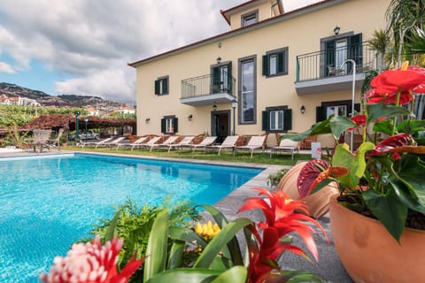 Property building, Patio, Natural landscape, Garden, Garden view, Mountain view, Pool view, Swimming pool, sunbed